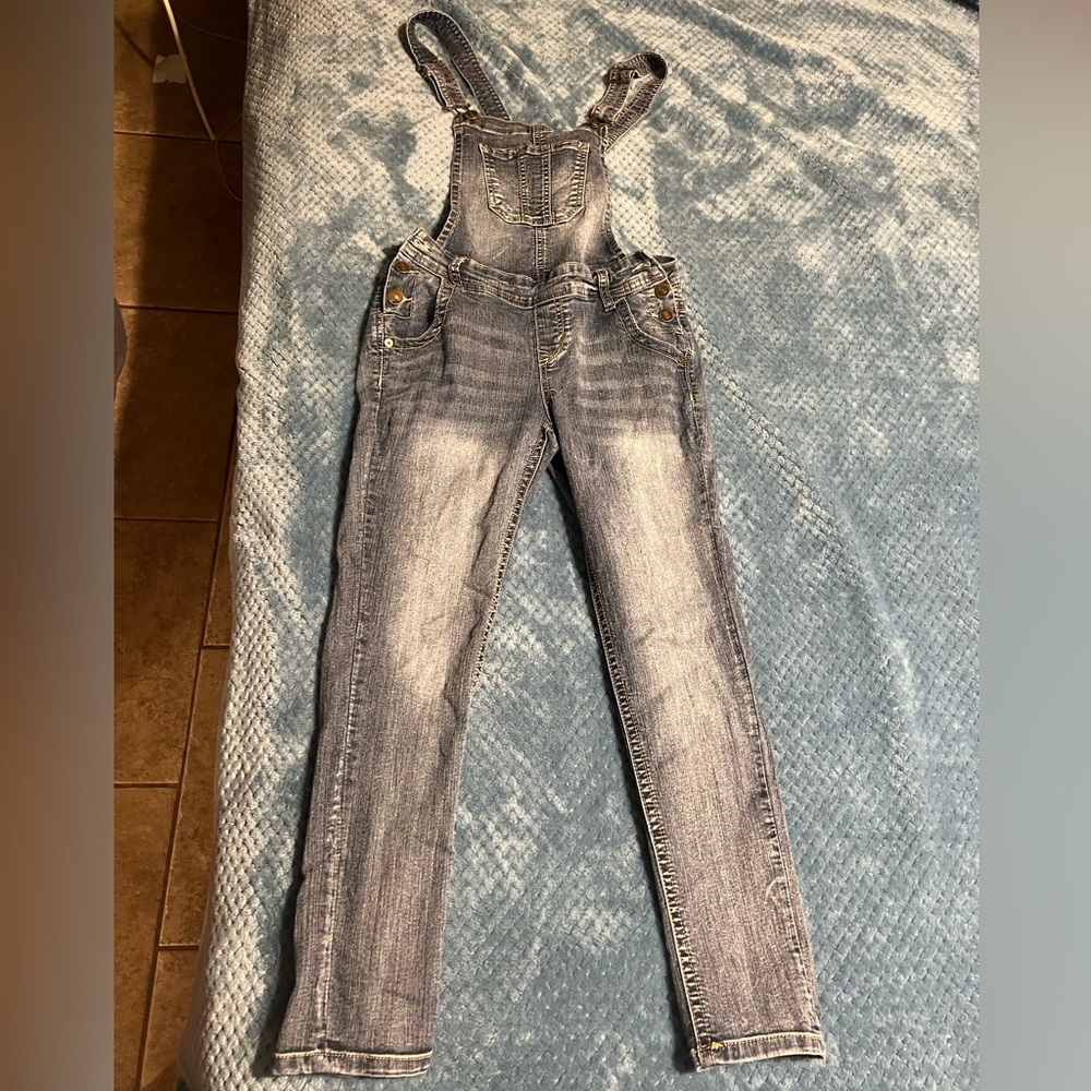 ⚡️ Skinny jeans over alls